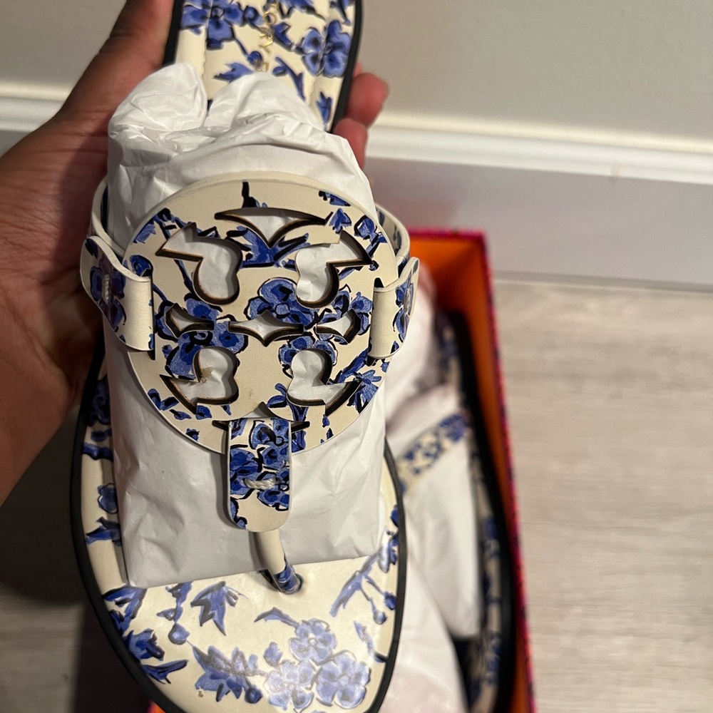 Tory Burch White & Blue Floral Logo Thong Sandal - Picture 5 of 8